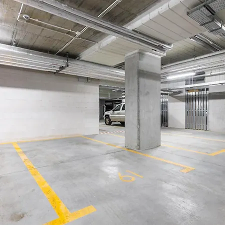 Emihouse Krakovska * ジェシュフ