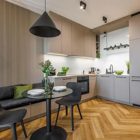 Emihouse Krakovska * ジェシュフ